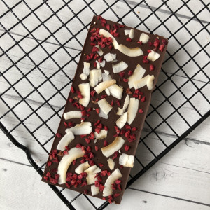 Плитка молочного шоколада без сахара с малиной и кокосовыми чипсами  