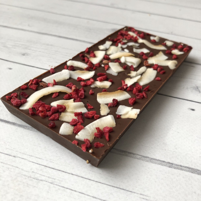 Плитка молочного шоколада без сахара с малиной и кокосовыми чипсами  