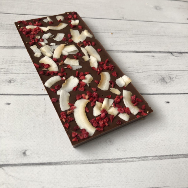 Плитка молочного шоколада без сахара с малиной и кокосовыми чипсами  