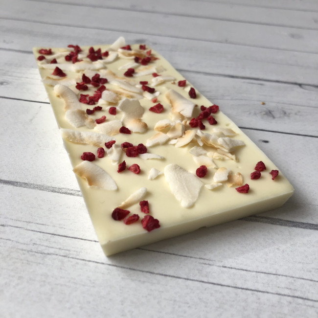 Плитка белого шоколада без сахара с малиной и кокосовыми чипсами  