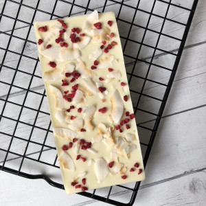 Плитка белого шоколада без сахара с малиной и кокосовыми чипсами  