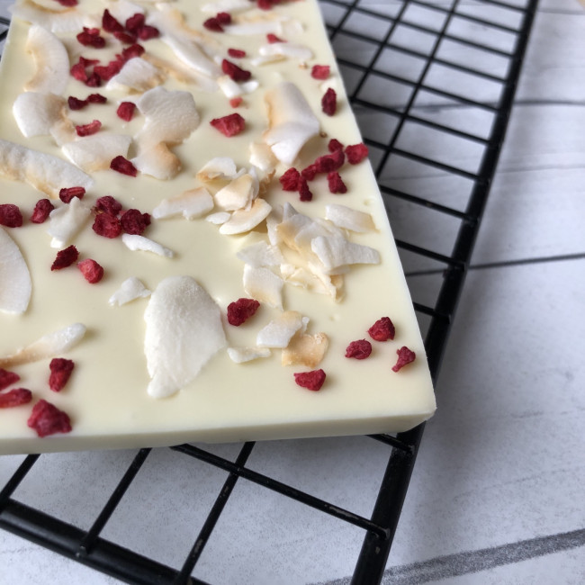 Плитка белого шоколада без сахара с малиной и кокосовыми чипсами  