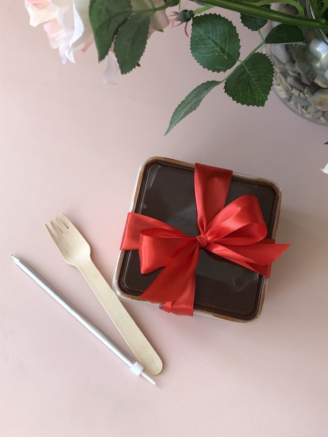 Бенто-торт в боксе Лакомка (банан/карамель)