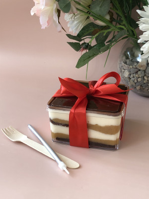 Бенто-торт в боксе Лакомка (банан/карамель)