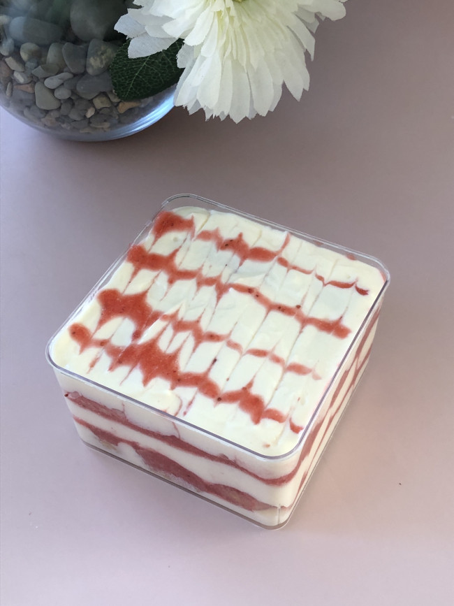 Бенто-торт в боксе "Клубничный тирамису" 