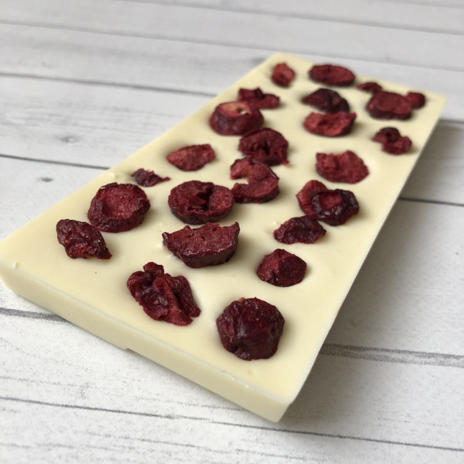 Плитка белого шоколада без сахара с вишней