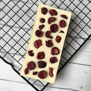 Плитка белого шоколада без сахара с вишней