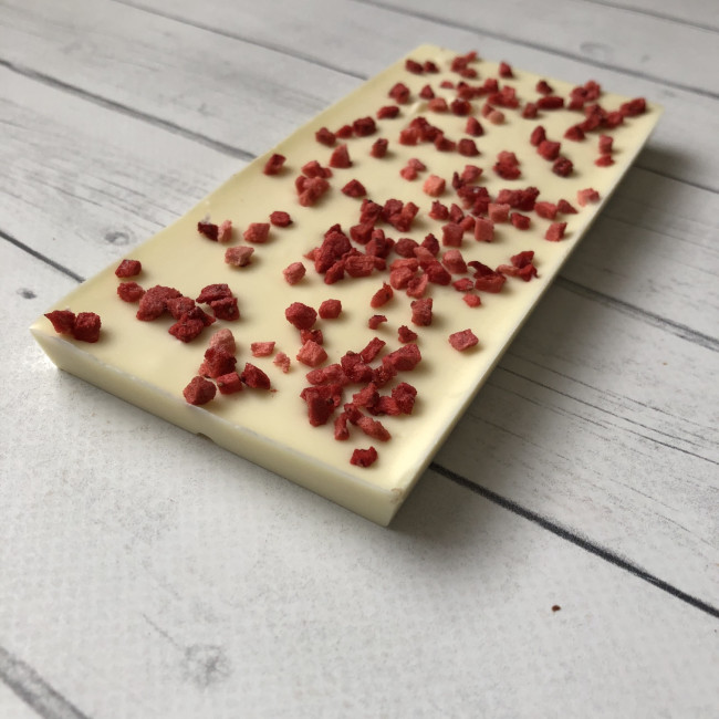 Плитка белого шоколада без сахара с клубникой