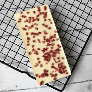 Плитка белого шоколада без сахара с клубникой