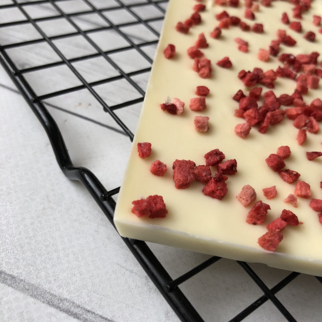 Плитка белого шоколада без сахара с клубникой