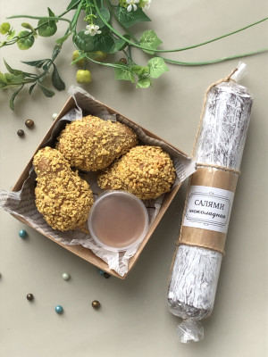 Подарочный набор сладостей "Ножки KFS и Салями"