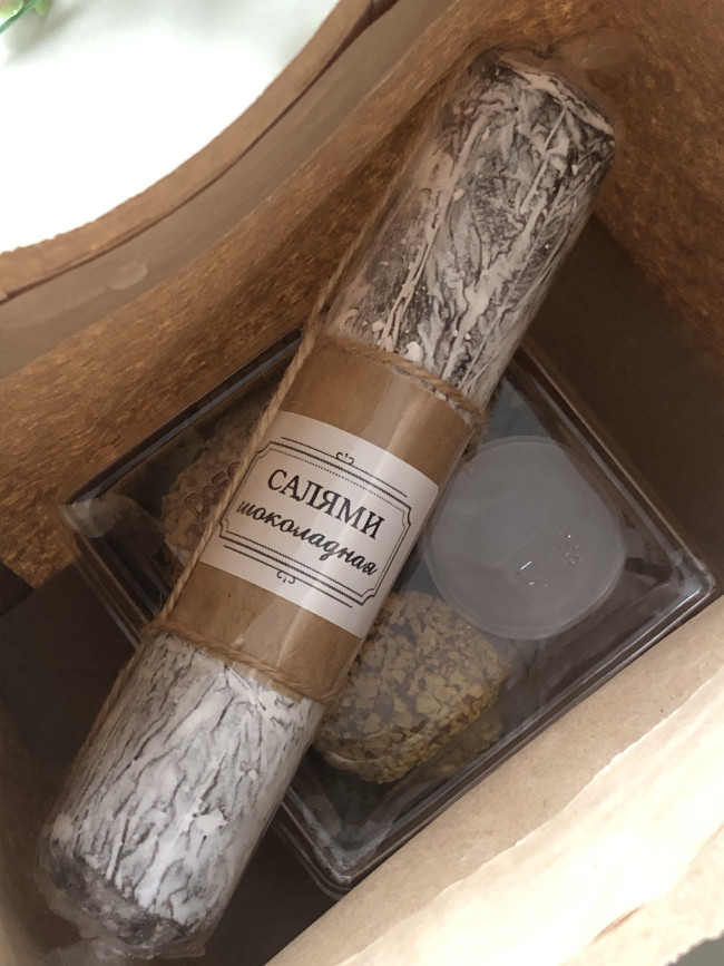 Подарочный набор сладостей "Ножки KFS и Салями"