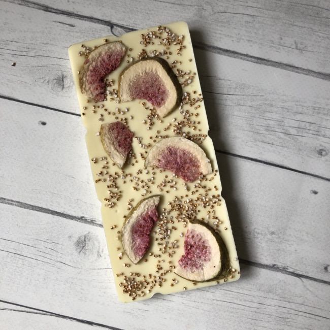 Плитка белого шоколада без сахара с инжиром и амарантом