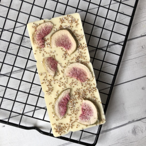 Плитка белого шоколада без сахара с инжиром и амарантом