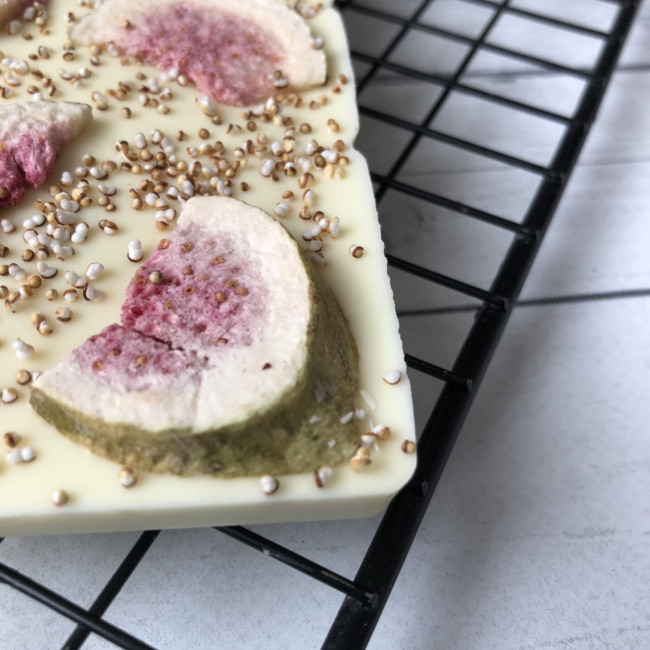 Плитка белого шоколада без сахара с инжиром и амарантом