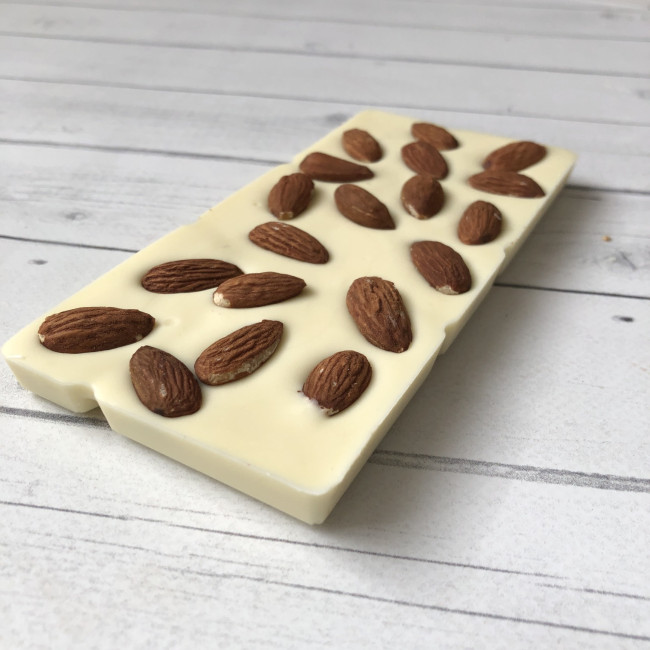 Плитка белого шоколада без сахара с миндалем