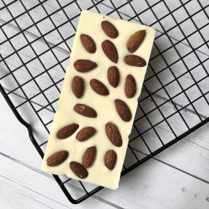 Плитка белого шоколада без сахара с миндалем