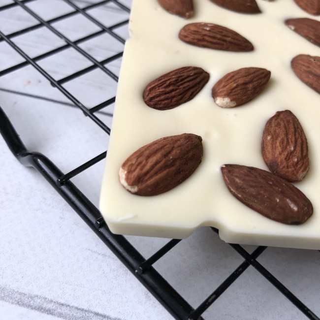 Плитка белого шоколада без сахара с миндалем