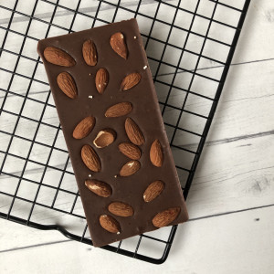 Плитка молочного шоколада без сахара с миндалем