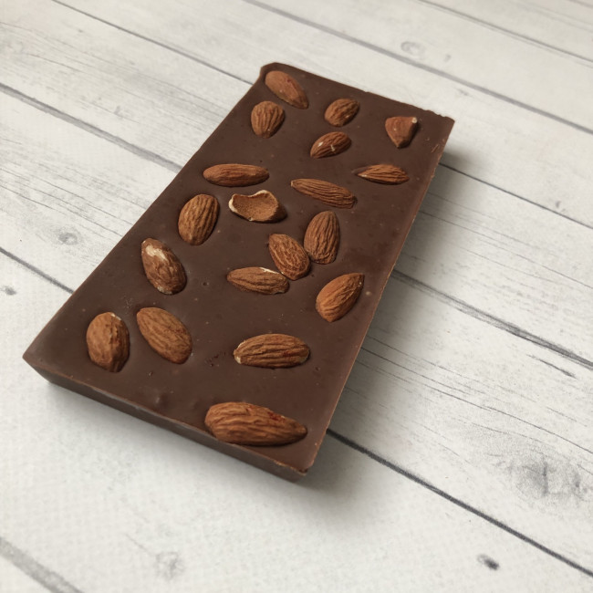 Плитка молочного шоколада без сахара с миндалем