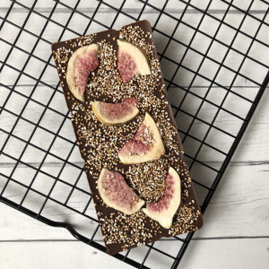 Плитка молочного шоколада без сахара с инжиром и амарантом