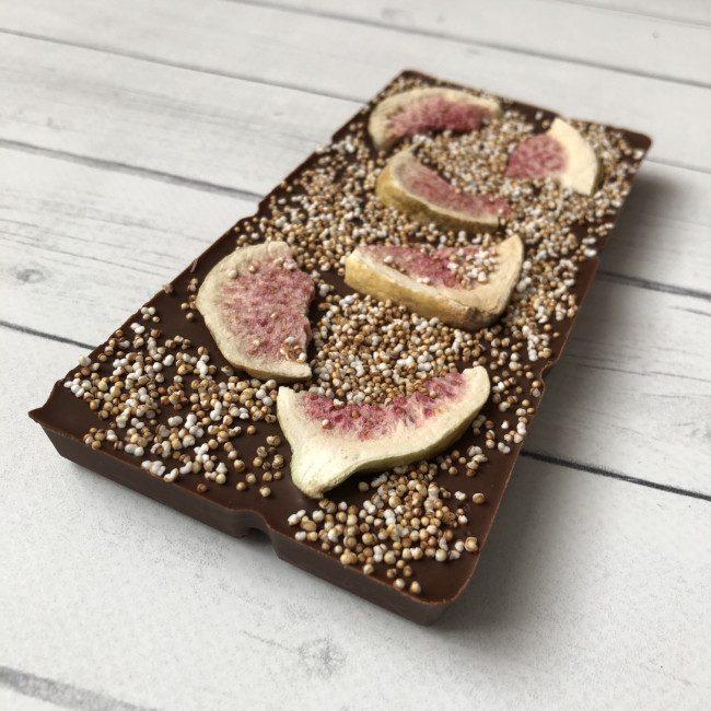 Плитка молочного шоколада без сахара с инжиром и амарантом