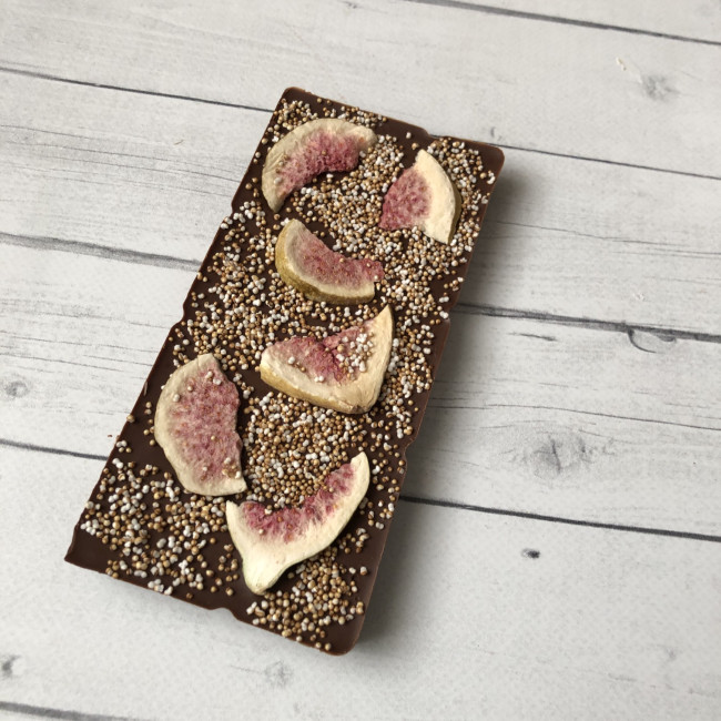Плитка молочного шоколада без сахара с инжиром и амарантом