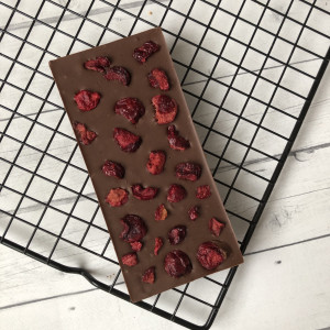 Плитка молочного шоколада без сахара с вишней