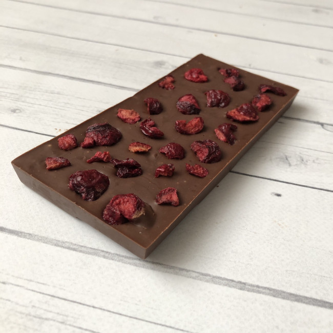 Плитка молочного шоколада без сахара с вишней