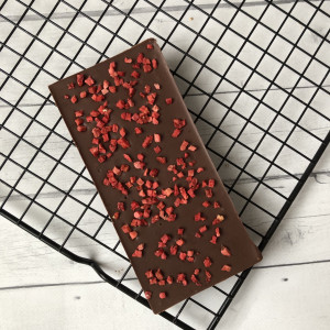 Плитка молочного шоколада без сахара с клубникой