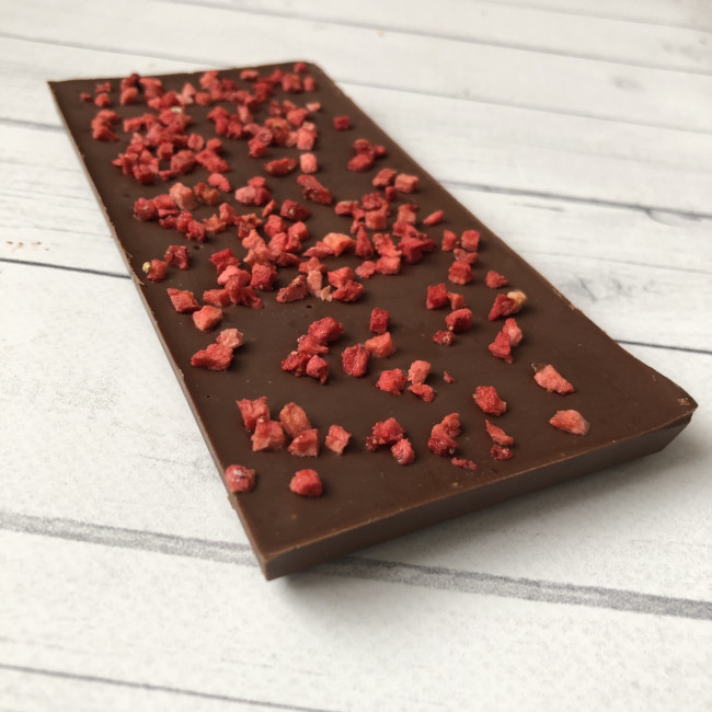 Плитка молочного шоколада без сахара с клубникой