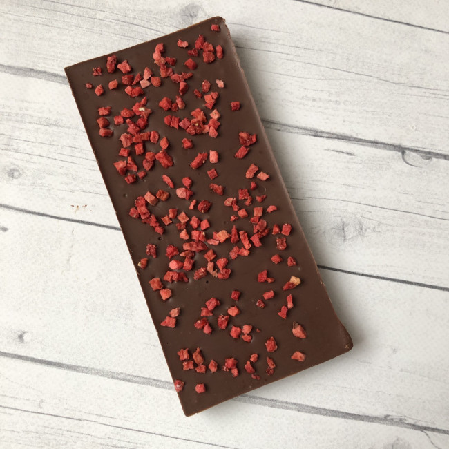 Плитка молочного шоколада без сахара с клубникой