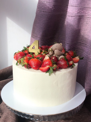 Торт с медвежонком и ягодами