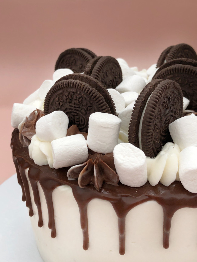 Торт со сладостями