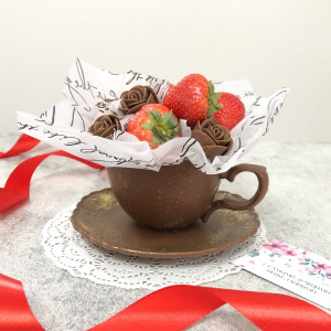 Шоколадная чайная пара с клубникой 