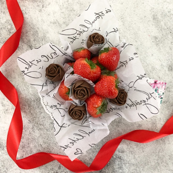 Шоколадная чайная пара с клубникой 