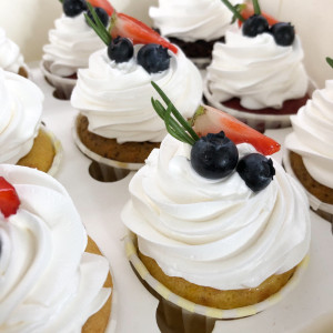 Капкейки «Ванильные с клубничной начинкой»