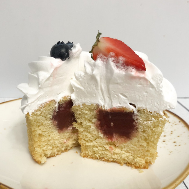 Капкейки «Ванильные с клубничной начинкой»