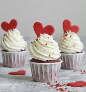 Капкейки «Красный бархат с малиновой начинкой»