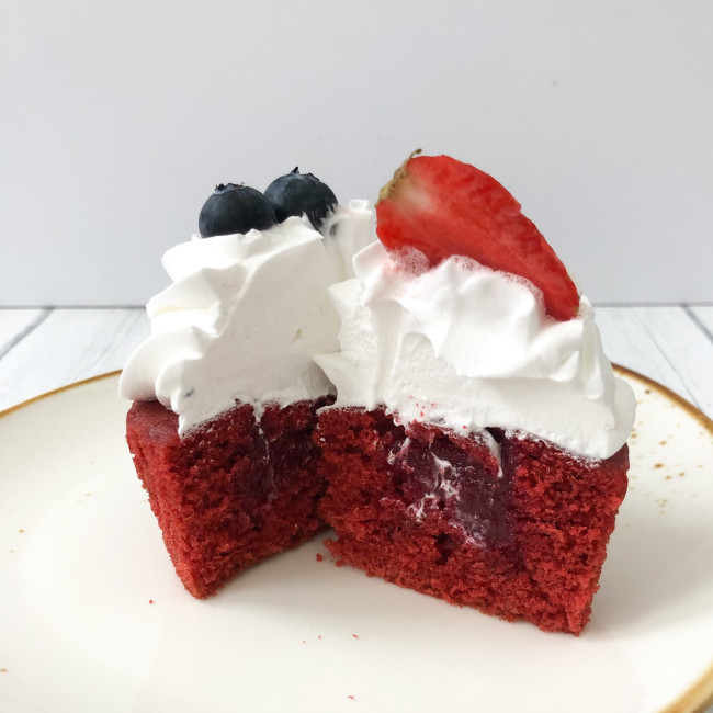 Капкейки «Красный бархат с малиновой начинкой»