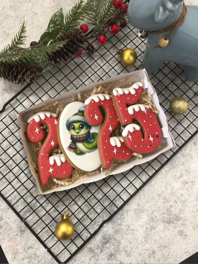 Набор имбирных пряников "2025", красный