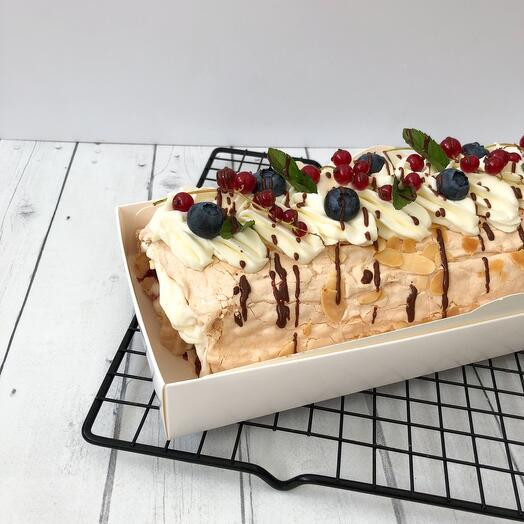 Меренговый рулет с клубничной начинкой