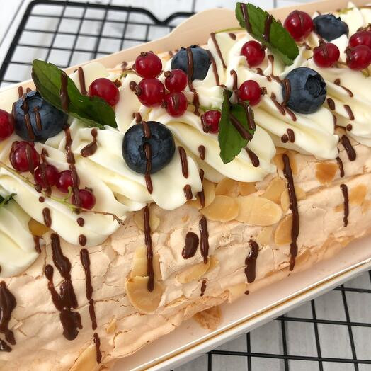 Меренговый рулет с малиновой начинкой
