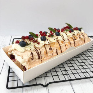 Меренговый рулет с малиновой начинкой